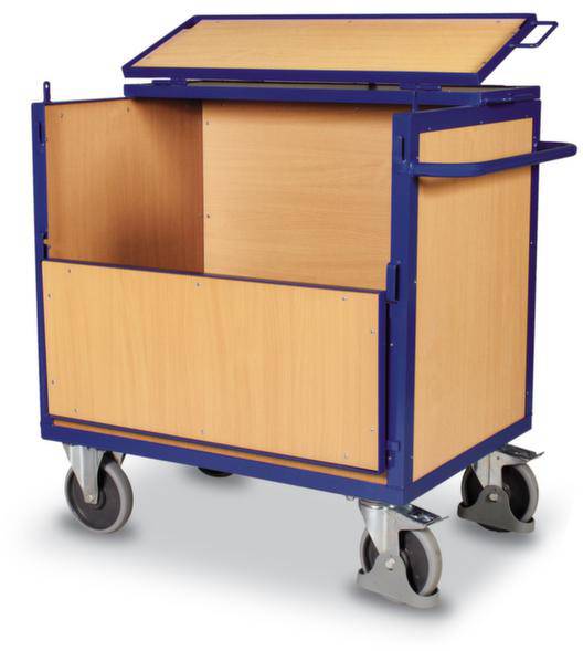 Ein offener Servierwagen aus Holz mit blauen Metallelementen und vier Rädern. Die obere Ladefläche ist zugänglich.