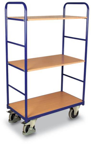 Ein blauer Transportwagen aus Metall mit drei Holzregalebenen und vier schwenkbaren Rädern, geeignet für den Einsatz in Lager- oder Büroumgebungen.
