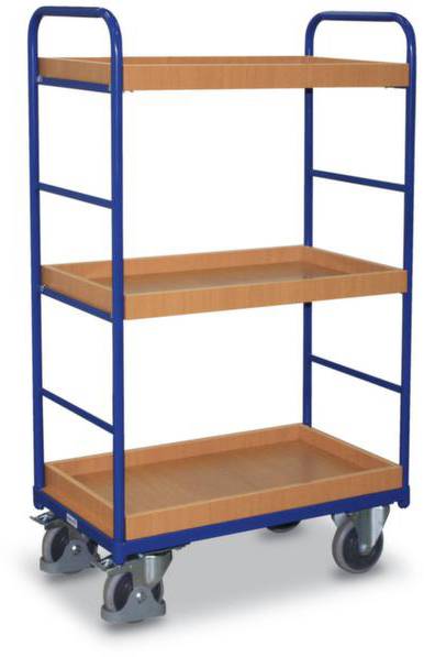 Ein blauer, dreistöckiger Transportwagen mit Holzregalen und vier Rädern. Ideal für das Bewegen von Gegenständen in Lager oder Büro.