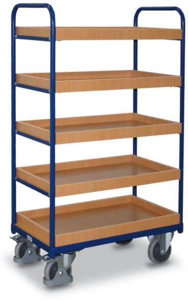 Transportwagen mit fünf hölzernen Regalböden und blauen Metallrahmen, auf vier stabilen Rädern montiert. Geeignet für den Transport von Gegenständen in Lager oder Büro.