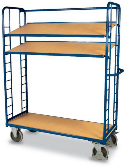 Ein großer blauer Transportwagen mit drei Holzablagen, ideal zum Transport von Materialien in Lagerhäusern oder Werkstätten.