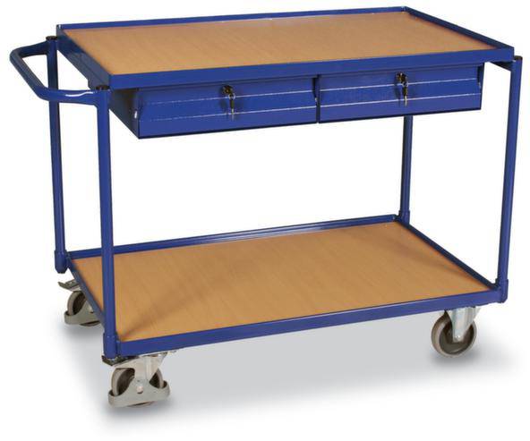 Ein blauer Rollwagen mit zwei Schubladen und zwei Ablagen. Er hat vier Rollen und einen Griff an einer Seite zum Schieben.