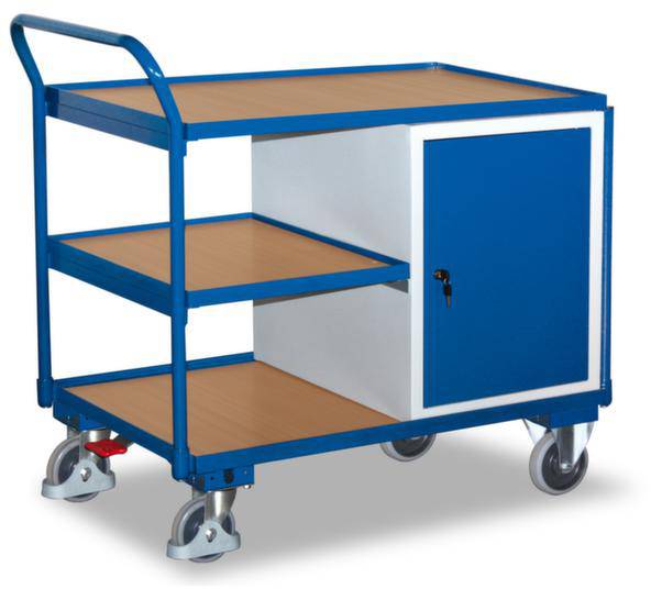 Ein blauer Werkstattwagen mit drei Regalböden und einem abschließbaren Schrank, befestigt auf vier drehbaren Rädern.