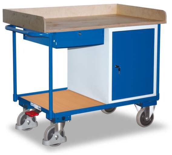 Ein blauer Werkstattwagen mit Holzplatte, Schublade und Schrank. Vier Rollen ermöglichen Mobilität. Ideal für Werkstattarbeiten.