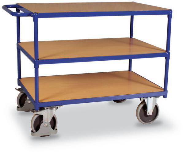 Ein blauer Servierwagen mit drei braunen Regalen und vier Rollen. Der Wagen ist leer und bereit zum Transport von Gegenständen.