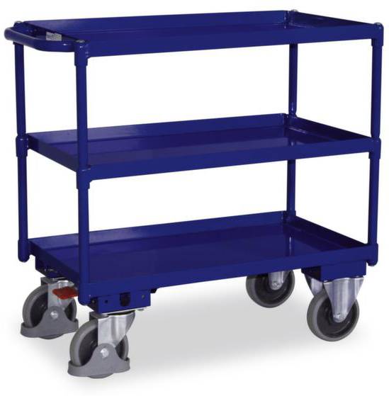 Blauer Transportwagen mit drei Ebenen und vier Rädern. Verwendbar für den Transport von Gegenständen in Lager- oder Bürobereichen.
