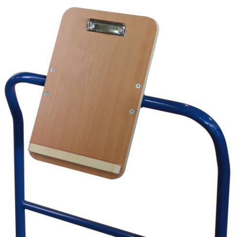 Ein blaues Metallgestell mit einem Holzclipbrett, das große Papierblätter hält. Ideal für Präsentationen oder Workshops.