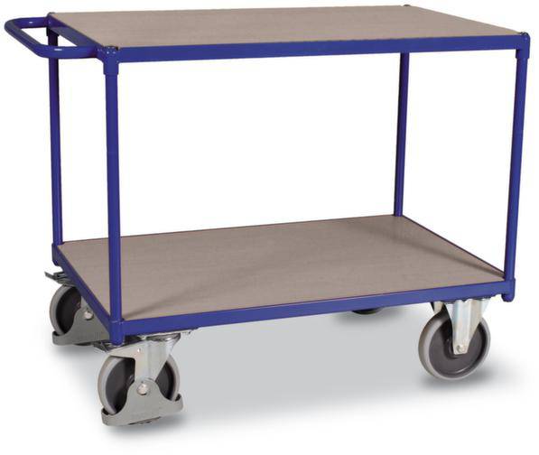 Ein blauer Transportwagen mit zwei Ablageflächen und vier großen Rollen. Ideal für den Transport von schweren Gegenständen in Lagerhäusern.