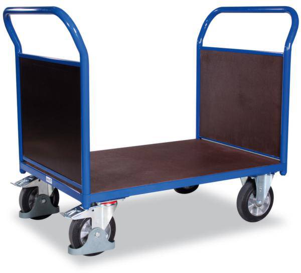 Transportwagen mit blauer Metallrahmen, vier Rädern und einer braunen Plattform, geeignet zum Bewegen von schweren Lasten in Lagerumgebungen.