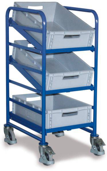 Ein blauer Metallwagen mit drei schräg gestellten Kunststoffkisten auf Rollen. Ideal zur Aufbewahrung und Transport von Waren.