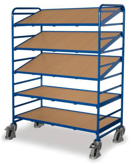 Ein blauer Rollwagen mit fünf schrägen Holzregalen und vier Rollen.