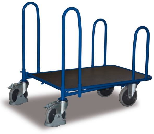 Ein blauer Transportwagen mit vier Rädern, Schutzbügeln und einer flachen Plattform, geeignet zum Transport von Gütern.