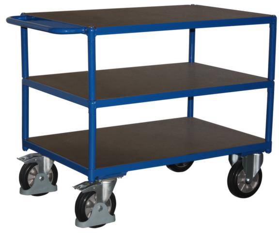 Blauer Transportwagen mit drei Ablageflächen, jeweils von einem Metallrahmen umgeben, auf vier drehbaren Rädern.