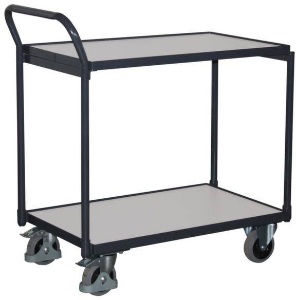 Metallischer Servierwagen mit zwei Regalböden und vier Rollen, geeignet für Transport- oder Lagermöglichkeiten in einem Haushalt oder Büro.