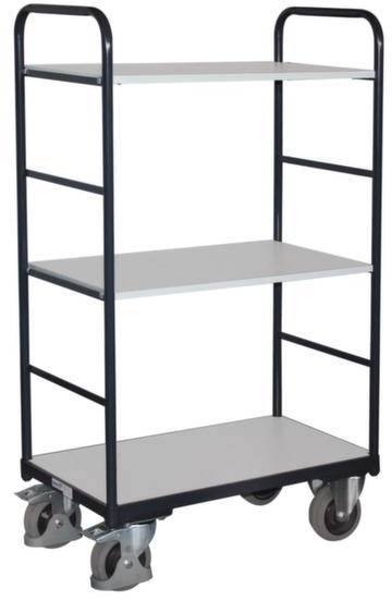Ein dreistöckiger Transportwagen mit schwarzen Metallrahmen und grauen Regalböden auf vier Rädern. Ideal für den Transport von Gegenständen.