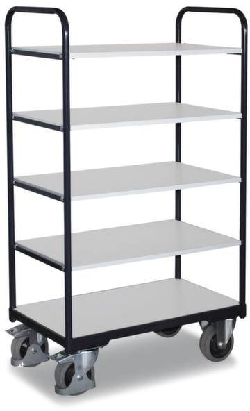 Ein fünflagiger Transportwagen mit schwarzen Metallrahmen und weißen Regalböden. Vier Räder ermöglichen Mobilität.