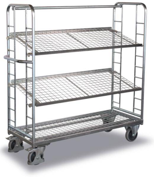 Ein dreistöckiger Metallwagen mit Gitterböden und vier Rollen, geeignet für den Transport oder die Lagerung von Gegenständen.