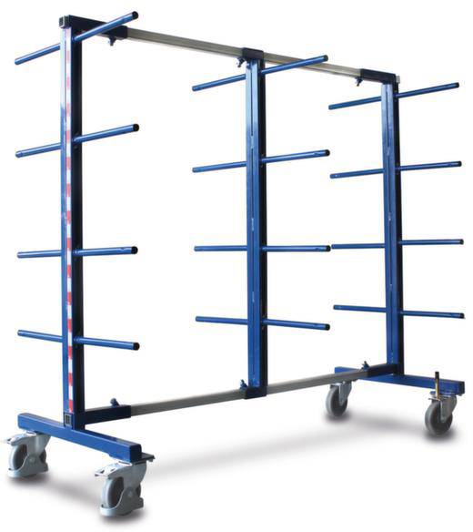 Blauer, mobiler Lagerwagen mit mehreren horizontalen Stangen auf vier Rädern, geeignet für den Transport von Platten oder großen Materialien.