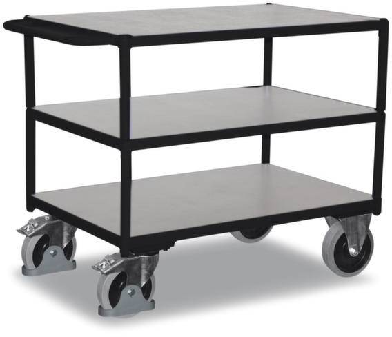 Ein dreistöckiger Wagen mit Rollen für den Transport oder die Lagerung von Gegenständen. Er hat ein stabiles Metallgestell.