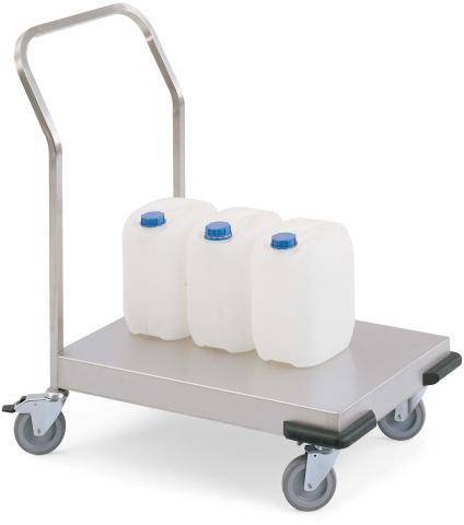 Ein Transportwagen mit flacher Plattform und vier Rollen trägt drei weiße Plastikkanister mit blauen Deckeln.