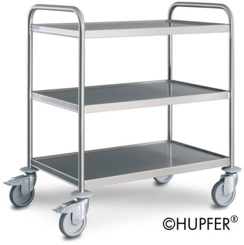 Ein dreistöckiger Servierwagen aus Edelstahl mit vier schwenkbaren Rollen.