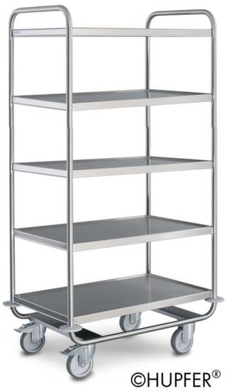 Ein Metallwagen mit fünf Regalböden auf vier Rollen, geeignet für den Transport von Gegenständen in industriellen oder gewerblichen Umgebungen.