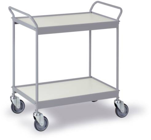 Rollwagen mit zwei weißen Ablageflächen und silbernem Gestell. Vier lenkbare Räder ermöglichen einfache Bewegung. Geeignet für Transportzwecke.