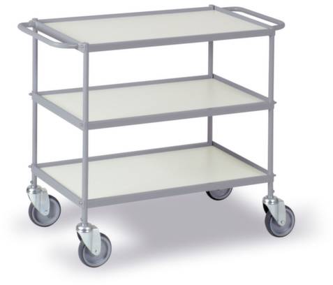 Ein weißer Servierwagen mit drei Ablageflächen und vier Rollen, geeignet für den Transport von Geschirr oder anderen Gegenständen.