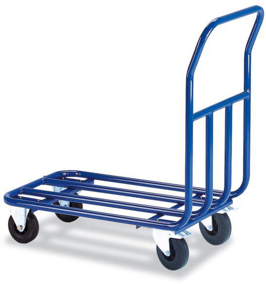 Ein blauer Plattformwagen mit vier schwarzen Rädern, geeignet zum Transport schwerer Lasten.
