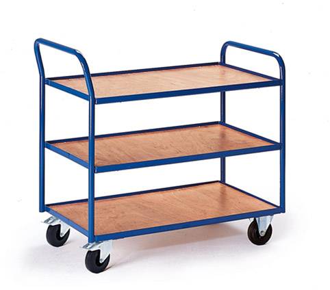 Ein blauer Servierwagen mit drei Holzablagen und vier schwarzen Rädern, geeignet für den Transport in einem Lager oder Büro.