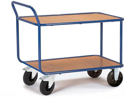 Ein blauer Transportwagen mit zwei Holzplatten und vier Rädern. Ideal zum Transportieren von leichten Gegenständen in Innenbereichen.