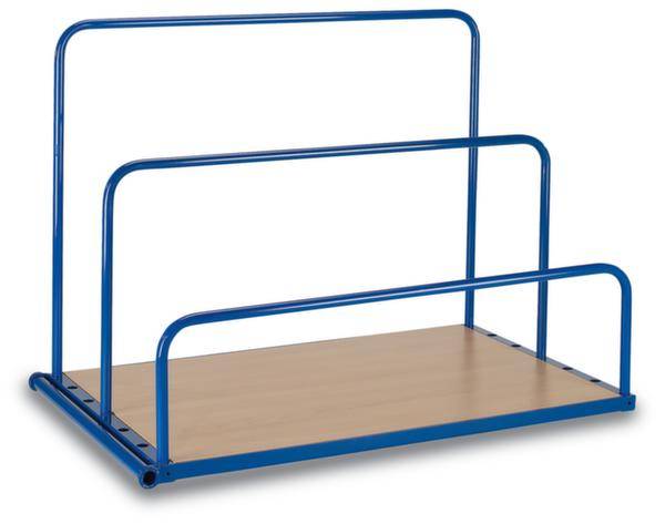 Ein blauer Metallständer mit drei unterschiedlich hohen Stangen auf einer Holzplattform zur Aufbewahrung von Gegenständen.