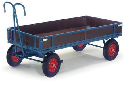 Blauer Bollerwagen mit roten Rädern und hohen Griffen, ideal zum Transport von Gartenwerkzeugen oder ähnlichen Gegenständen.