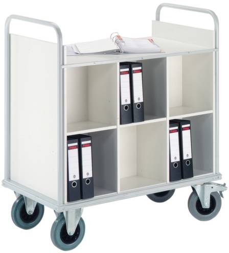 Rollwagen mit sechs Ablagefächern, gefüllt mit schwarzen Ordnern. Ein Notizbuch liegt offen auf der Oberseite des Wagens.