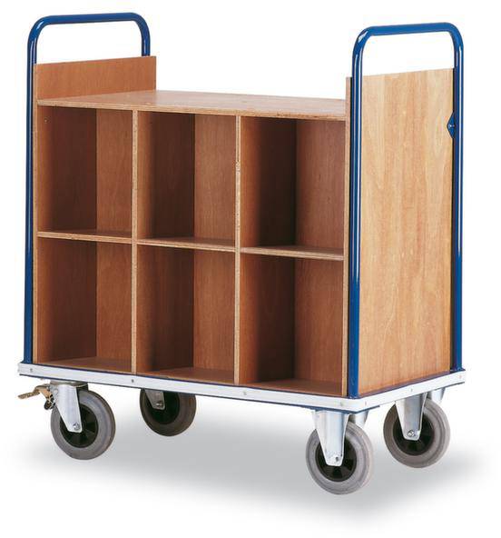 Ein Rollwagen mit blauen Metallgriffen und acht Holzfächern auf vier Rädern.