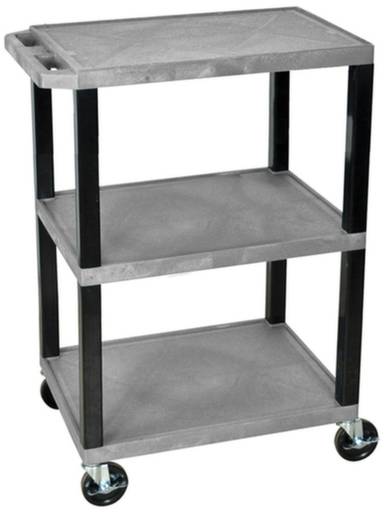 Grauer, dreistöckiger Rollwagen mit Rollen. Oben eine Plattform mit Rand, darunter zwei weitere Ebenen. Eignet sich zum Transport.