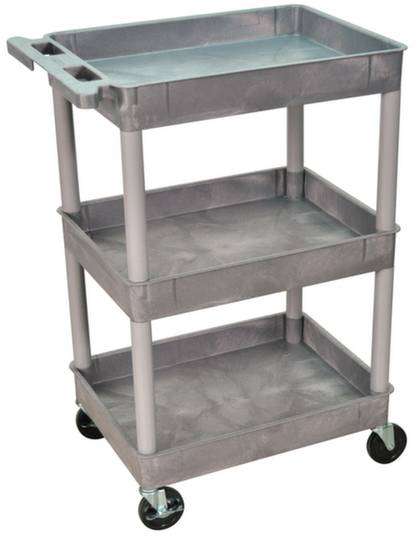 Ein grauer Servierwagen mit drei Ablageflächen und vier Rollen, geeignet zur Verwendung in Küchen oder Restaurants für den Transport von Gegenständen.