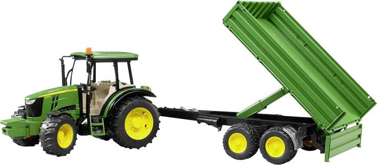 Ein grüner Traktor mit gelben Rädern zieht einen Anhänger mit hochgeklappter Ladefläche.