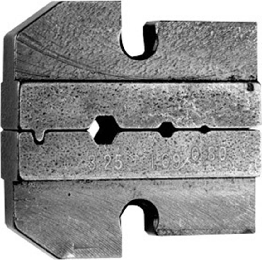 Metallstück mit komplexen Aussparungen, die möglicherweise für mechanische oder industrielle Anwendungen bestimmt sind.