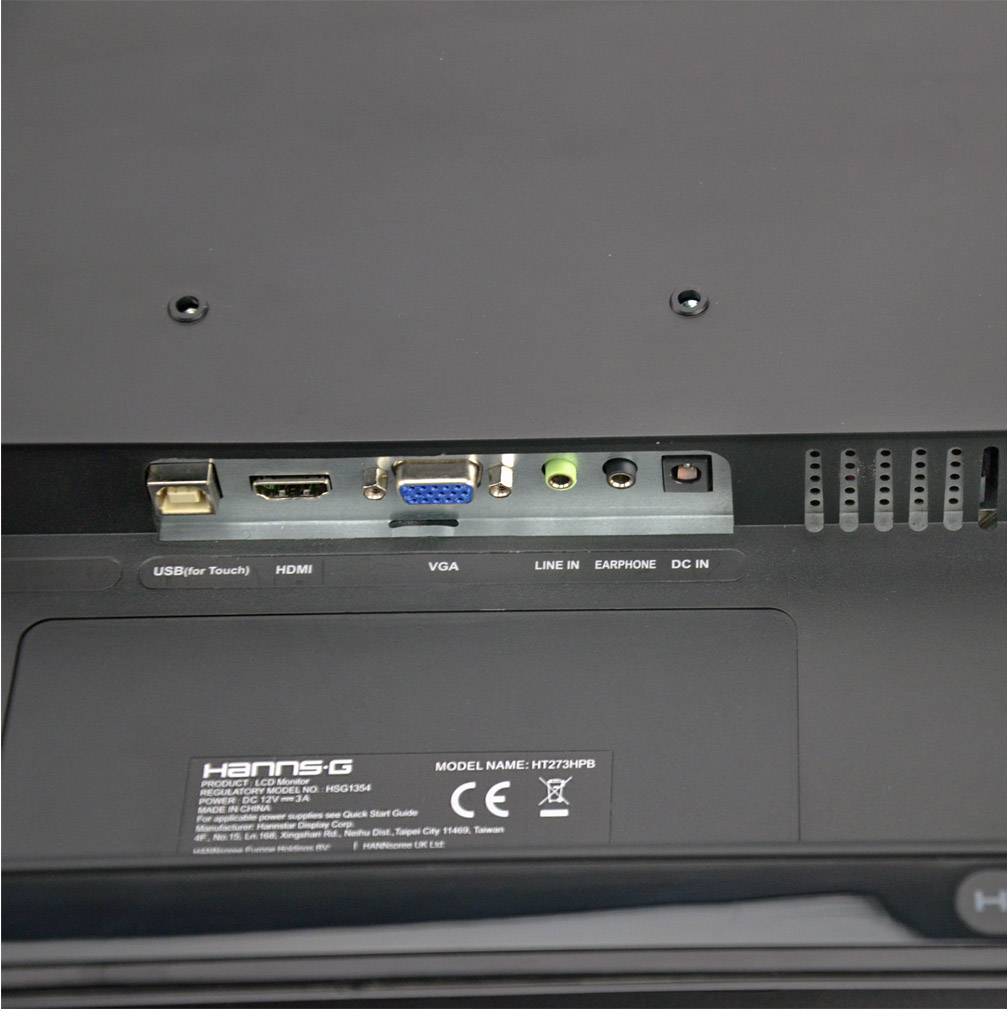 Rückansicht eines Monitors mit mehreren Anschlüssen: HDMI, VGA, USB, Line In, Earphone und DC In. Herstellermarke und Modellnummer sichtbar.