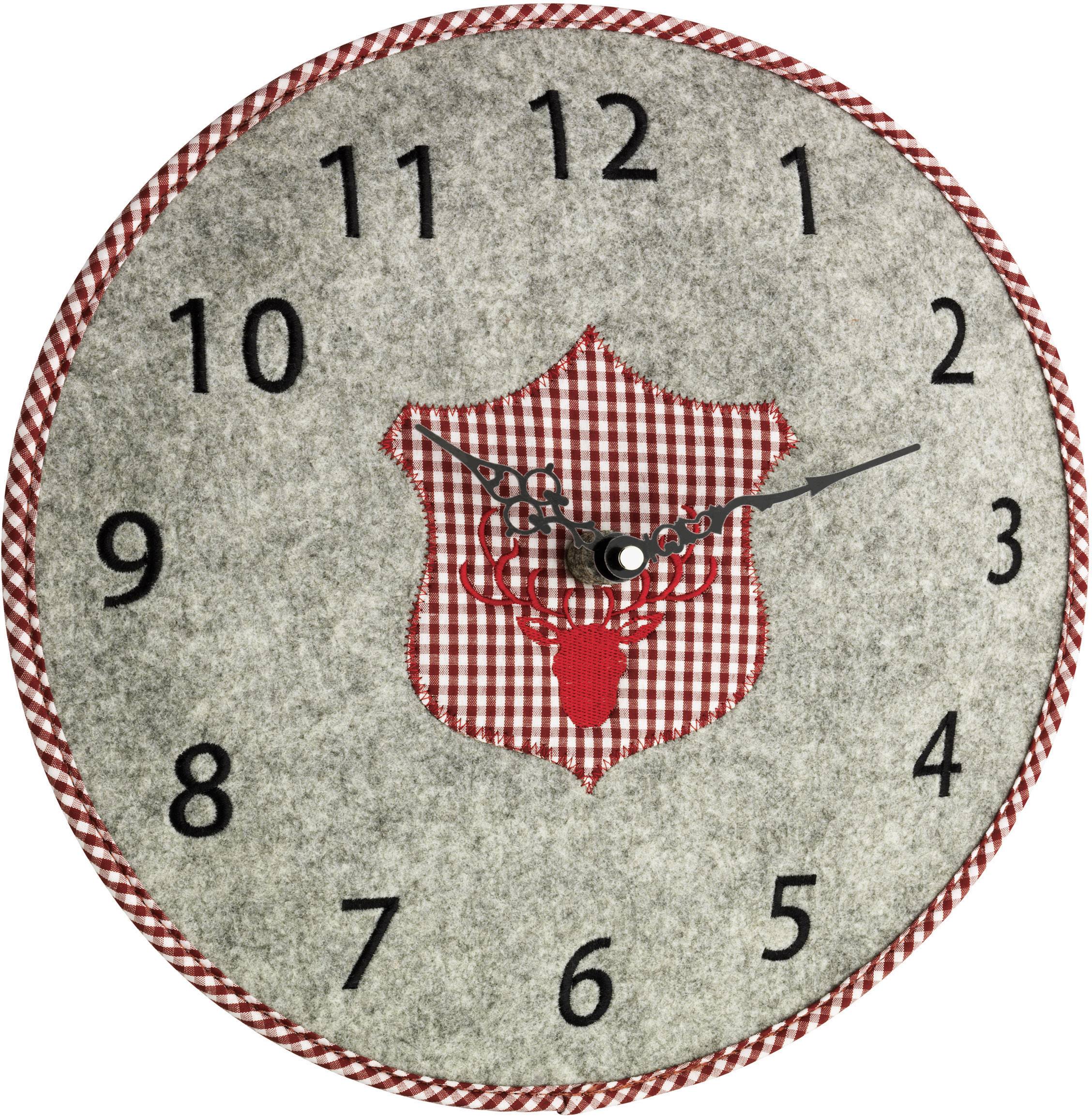 Runde Wanduhr mit grauer Filzoberfläche und rotem Karo-Abzeichen mit Hirschmotiv in der Mitte, schwarze Ziffern und Zeiger.