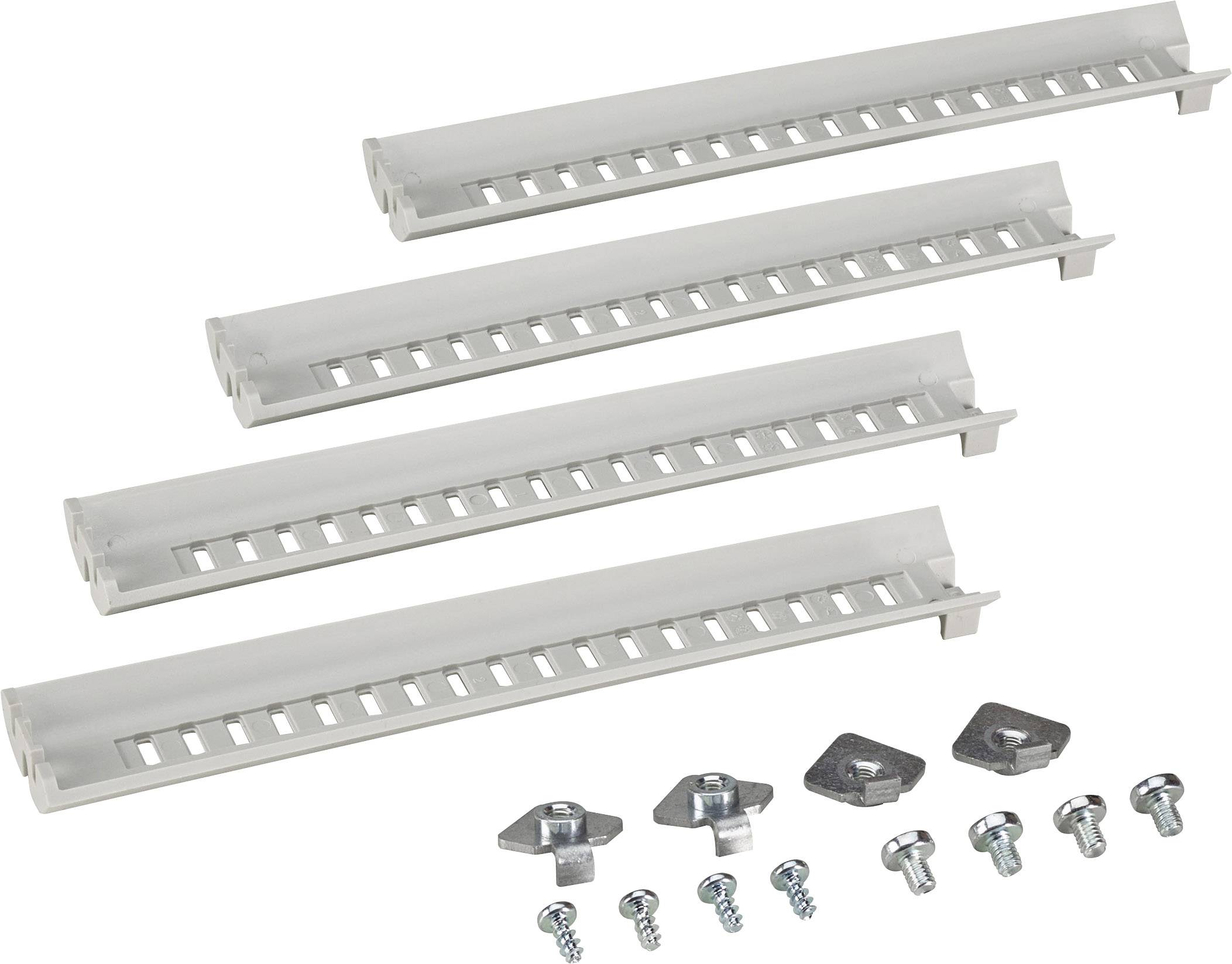 Vier Kabelkanäle aus Kunststoff mit abnehmbaren Abdeckungen, dazu passende Schrauben und Halterungen auf einem weißen Hintergrund.