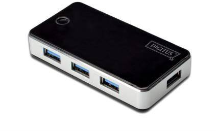 'Schwarzes USB-Hub mit vier USB-Anschlüssen, davon drei seitlich und einer vorne. Markennamen 'DIGITUS' oben rechts geladen.'