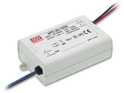Ein rechteckiges elektronisches Gerät mit Kabelanschlüssen. Es zeigt technische Spezifikationen, unter anderem Modell 'APC-25-1050'.