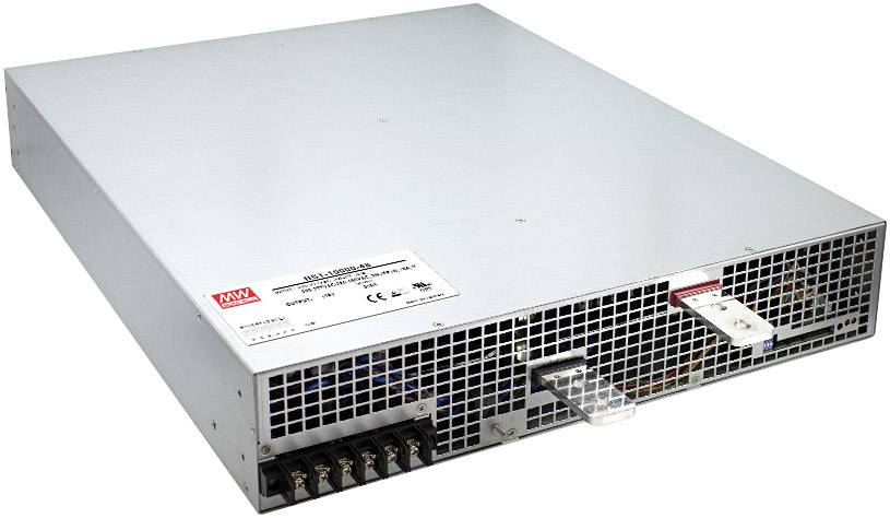 Ein rechteckiges, silbernes Elektronikgerät mit Lüftungsgitter und sichtbaren Anschlüssen auf der Vorderseite. Möglicherweise ein Industrie-Stromversorgungsmodul.