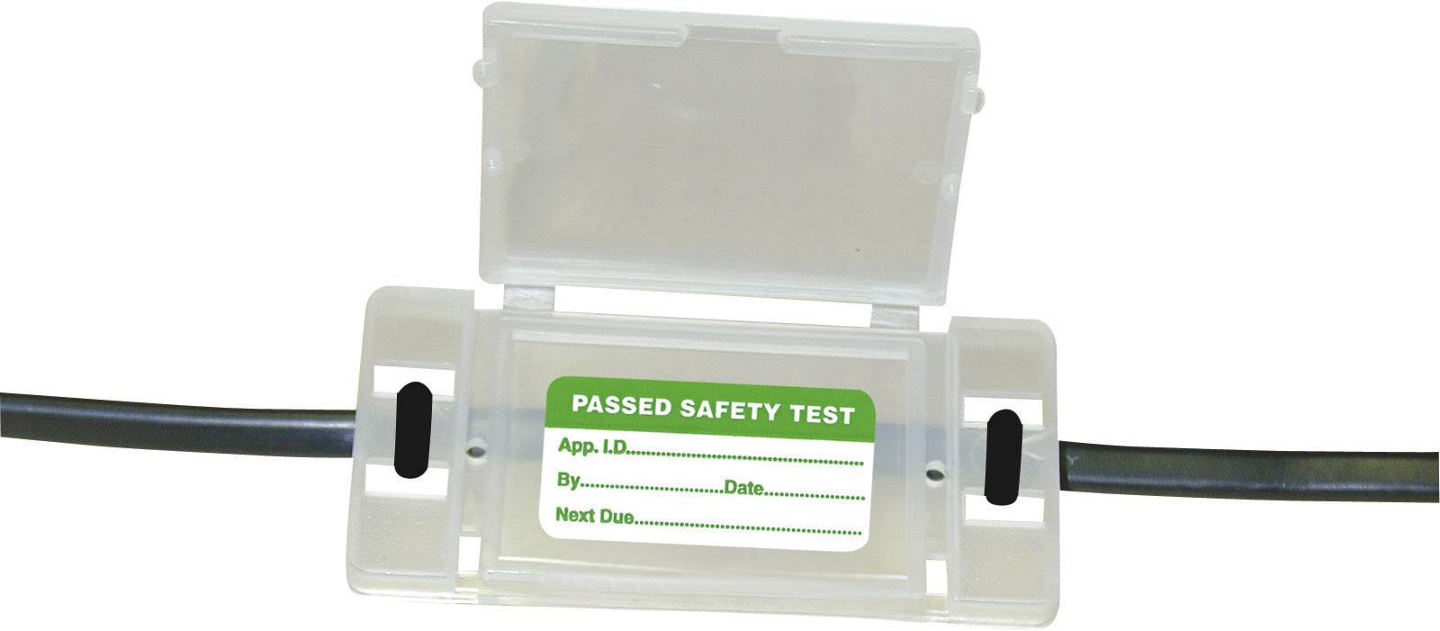 Ein transparenter Sicherheitsprüfaufkleber mit der Aufschrift 'PASSED SAFETY TEST' liegt auf einem Kabel. Enthält Felder für App ID, Datum und Prüfer.