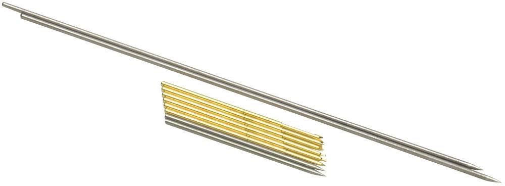 Ein langer Metallstab liegt parallel zu einem kleineren Bündel kürzerer, goldfarbener Stäbe auf einem weißen Hintergrund.