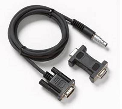 Schwarzes Kabel mit Adapter und Stecker, geeignet für elektronische Verbindungen und Schnittstellen, liegt auf hellem Hintergrund.