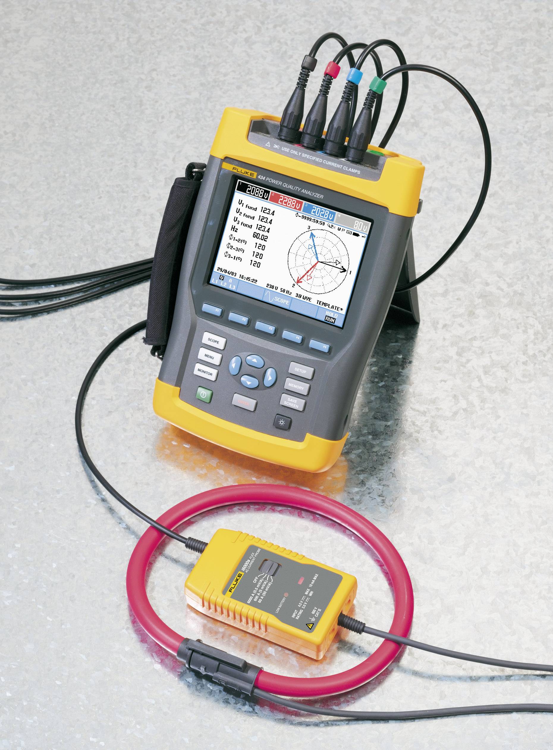 Ein elektrisches Messgerät zeigt auf dem Display eine grafische Analyse, verbunden mit einem roten Messring auf einem metallischen Untergrund.