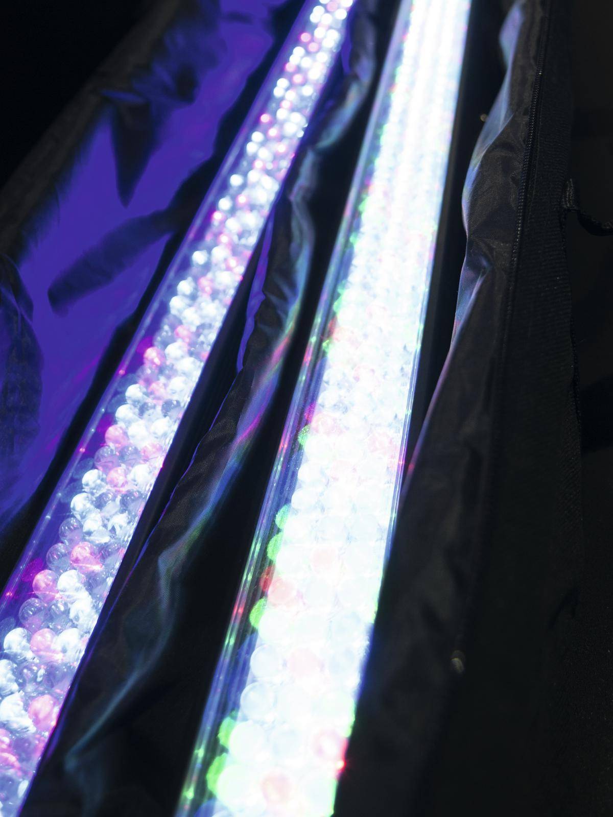 Lange LED-Leuchtstäbe in einer Dunkelkammer, mit hellen, bunten Lichtern, die eine futuristische Atmosphäre erzeugen.